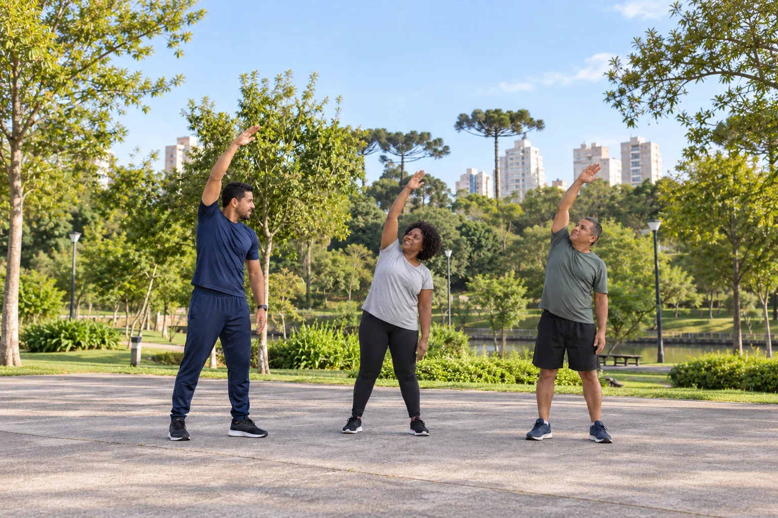 Profesional orientando a un grupo de adultos en una actividad en un parque en Brasil