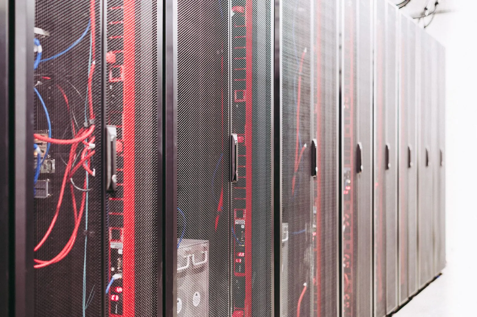 Racks organizados en un centro de datos.