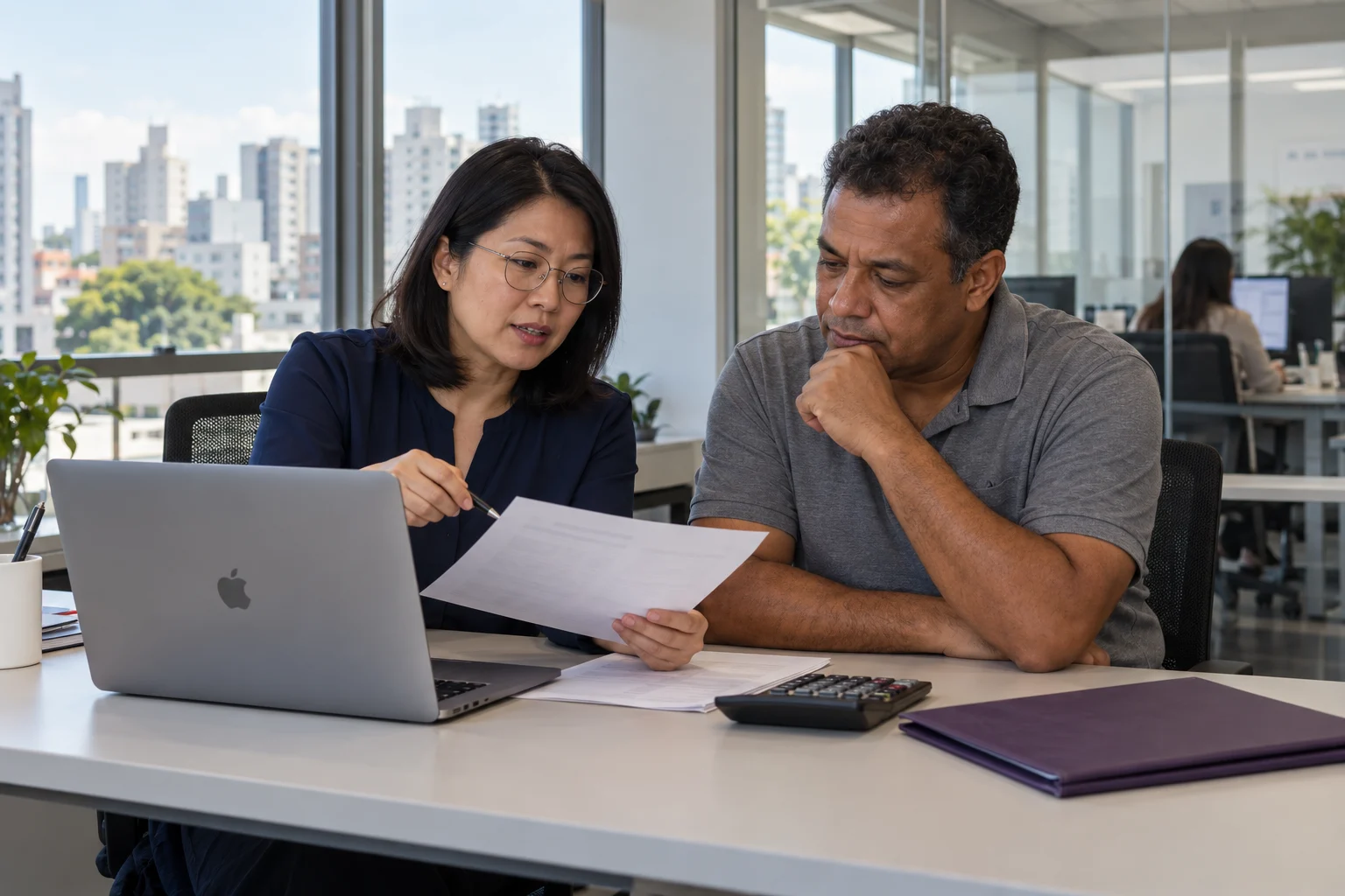 Accounting professional speaking with a business owner in a Brazilian office