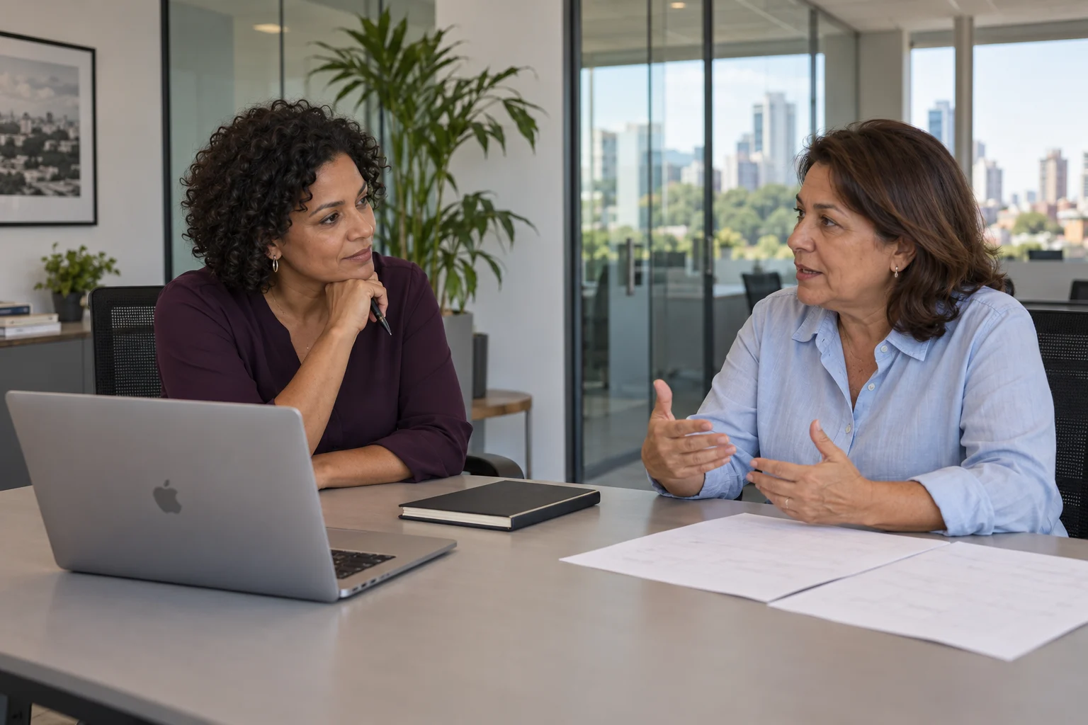 Consultora e empresária conversando sobre um projeto em um escritório no Brasil