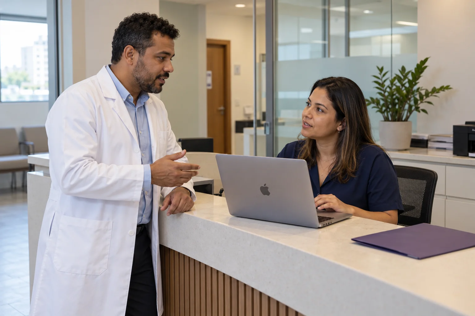 Doctor and receptionist discussing the organization of a Brazilian clinic